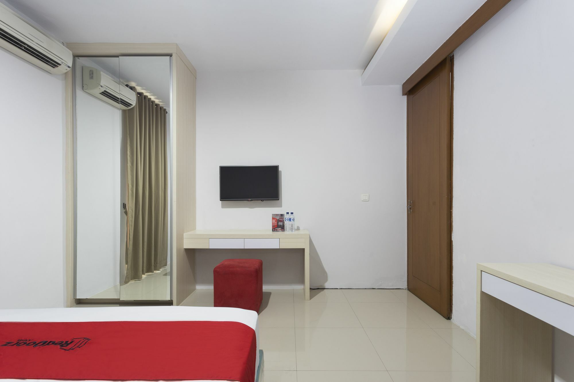 เรดดอร์ซ พลัส เนียร์ จิลันดะก์ ทาวน์สแควร์ 2 Hotel จาการ์ตา ภายนอก รูปภาพ