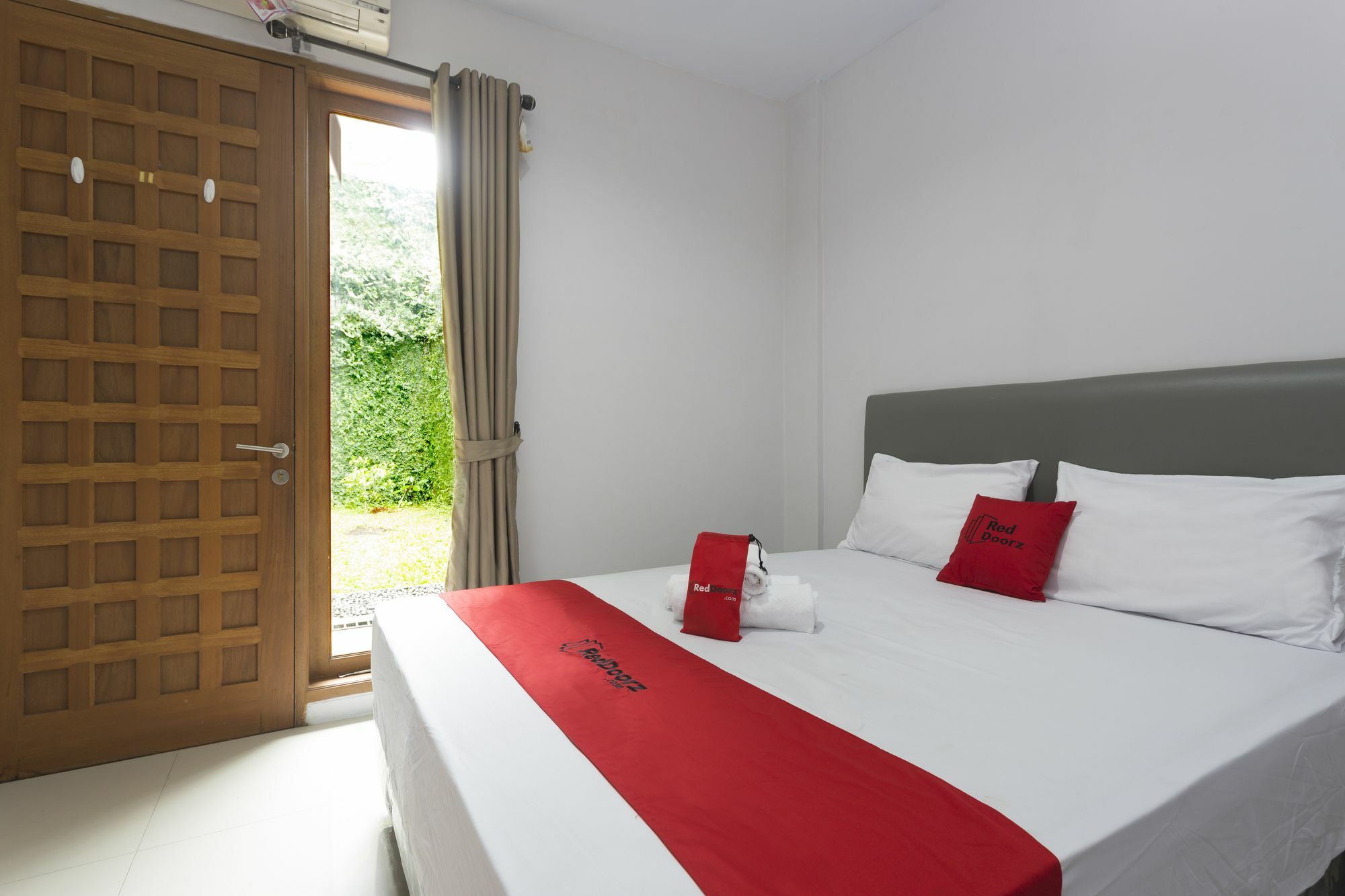 เรดดอร์ซ พลัส เนียร์ จิลันดะก์ ทาวน์สแควร์ 2 Hotel จาการ์ตา ภายนอก รูปภาพ
