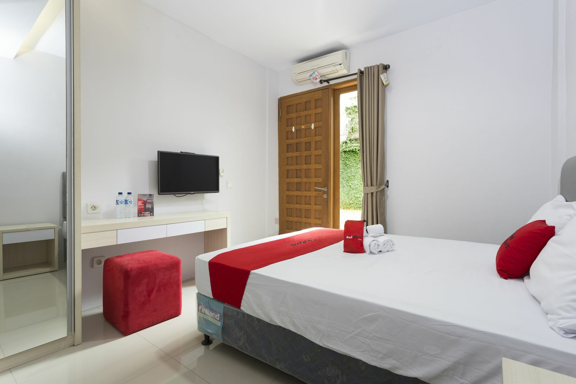เรดดอร์ซ พลัส เนียร์ จิลันดะก์ ทาวน์สแควร์ 2 Hotel จาการ์ตา ภายนอก รูปภาพ